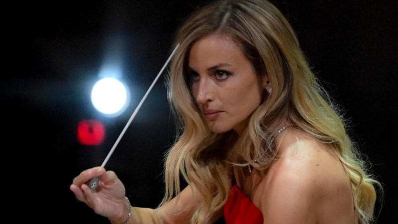 Beatrice Venezi contestata a La Fenice: volantini in platea contro la sua nomina
