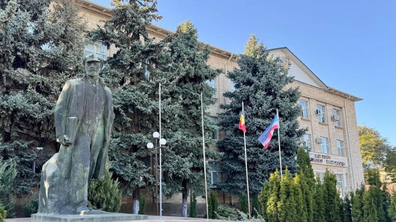 La statua di Lenin davanti all'Assemblea popolare della Gagauzia, regione autonoma moldava di etnia turca russofona (Foto di Rosalba Castelletti)