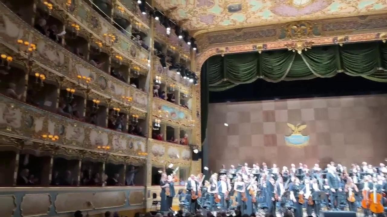 Il Teatro La Fenice contesta Beatrice Venezi: comunicato e volantini contro la sua nomina