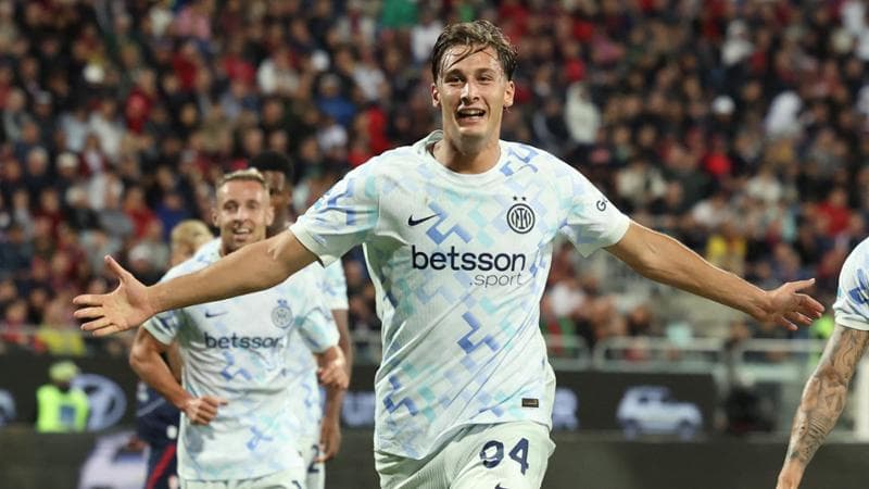 Pio Esposito esulta dopo il gol al Cagliari