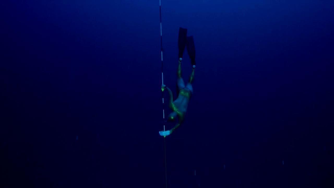 Nel Mediterraneo a 126 metri di profondità con un solo respiro: il nuovo record mondiale di apnea