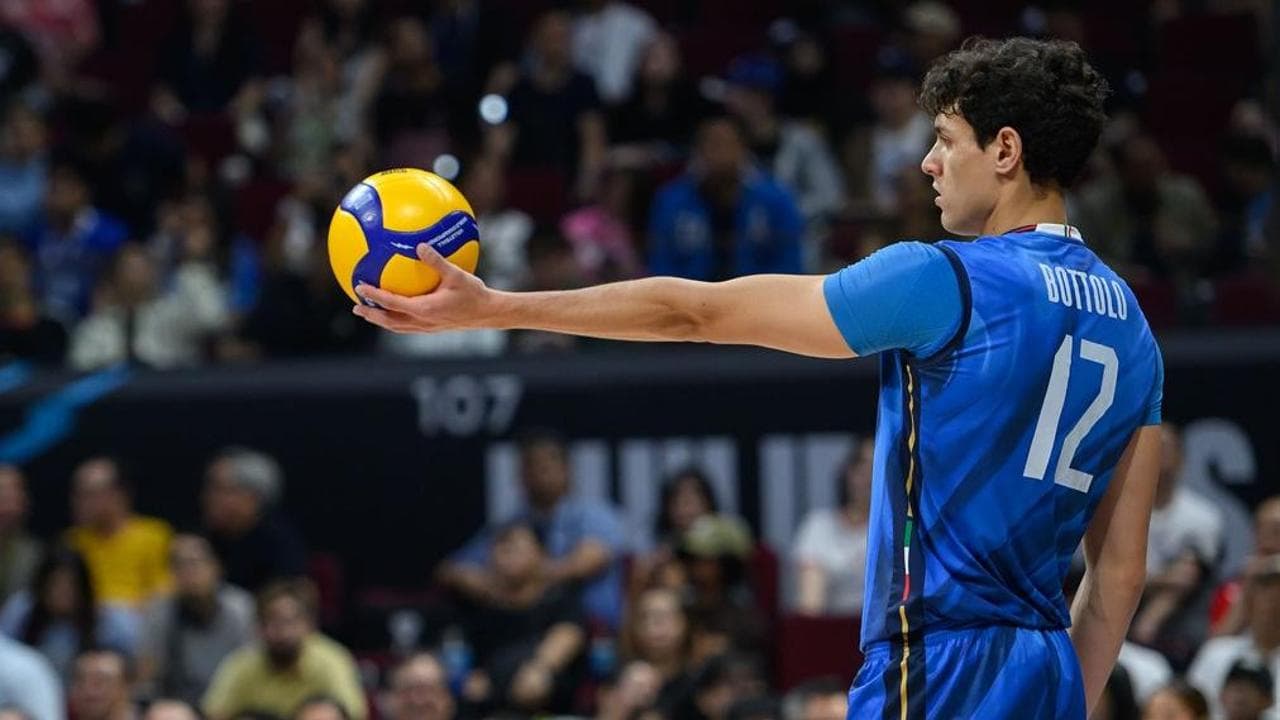 Mattia Bottolo alla battuta nella finale (foto Fipav)