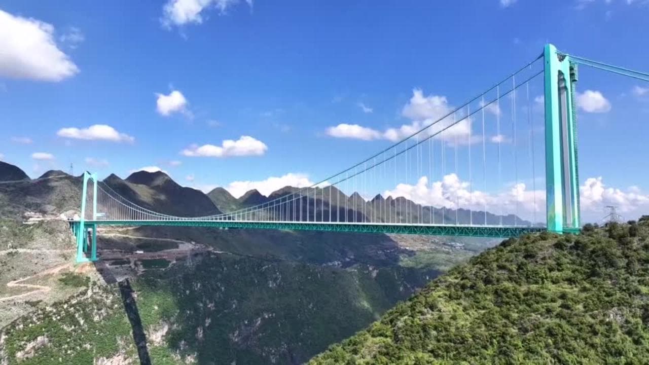 Cina, inaugurato il ponte più alto del mondo: 625 metri sopra il fiume Beipan