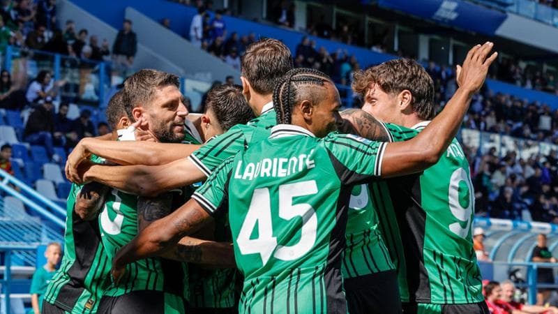 I giocatori del Sassuolo esultano dopo il gol di Koné