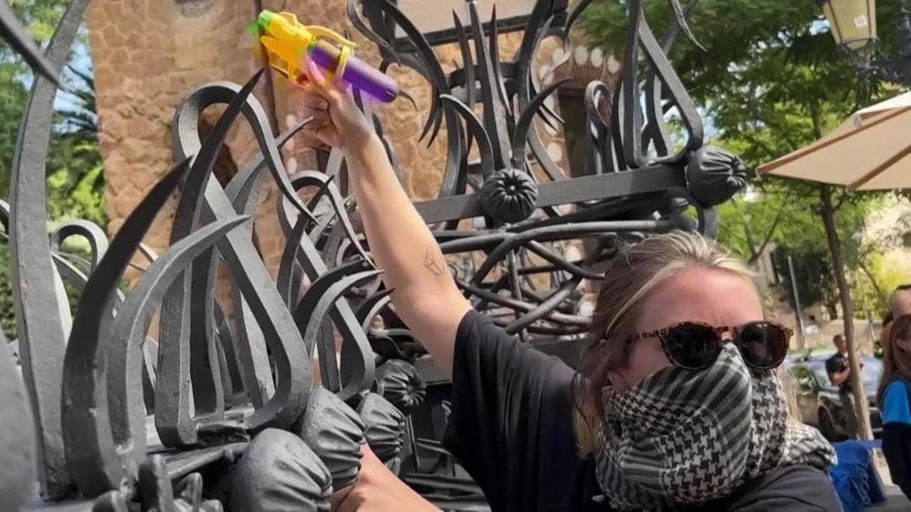 Barcellona, protesta anti-turismo: pistole ad acqua contro i visitatori di Parc Güell