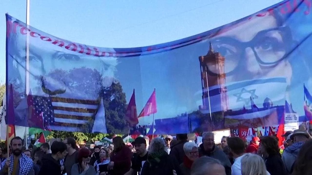 Berlino, in 60mila alla marcia "All eyes on Gaza": tra le bandiere anche Assange e Albanese
