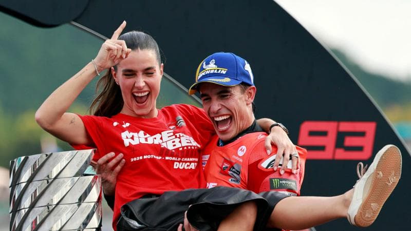 Marc Marquez festeggia con la fidanzata, Gemma Pinto