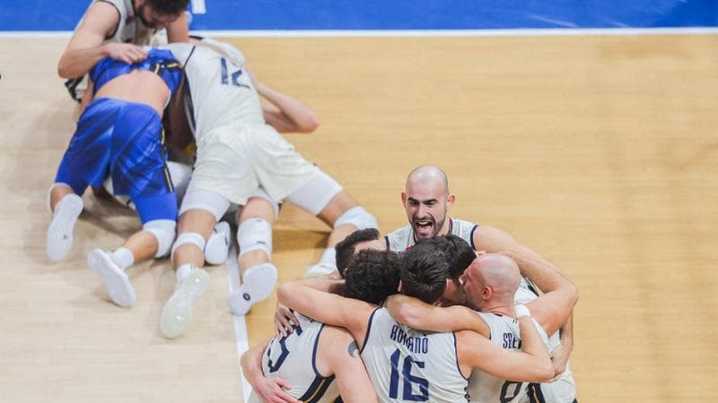 Gli azzurri festeggiano dopo la vittoria sulla Bulgaria