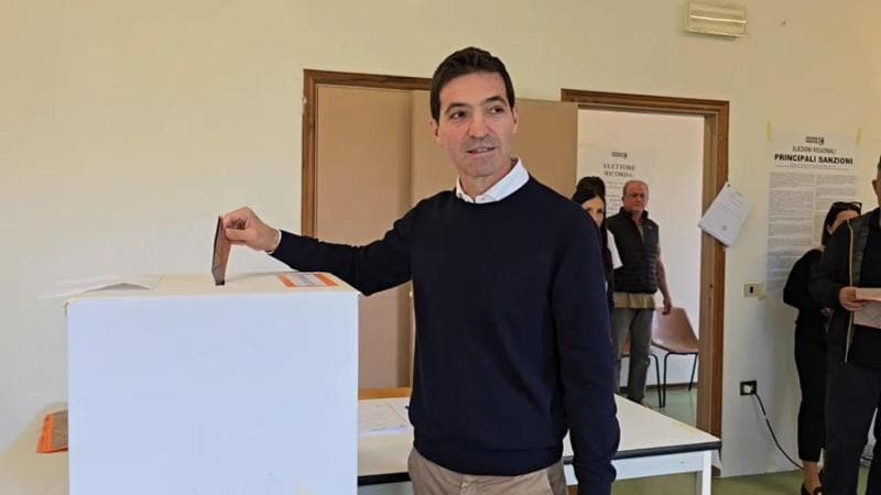 Il presidente uscente e candidato del centrodestra alla presidenza delle Marche, Francesco Acquaroli vota a Potenza Picena (Macerata)
