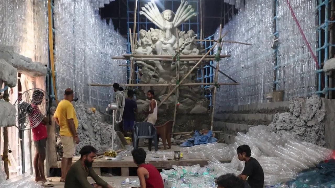 India, un tempio di bottiglie di plastica: il pandal che racconta il mare ferito