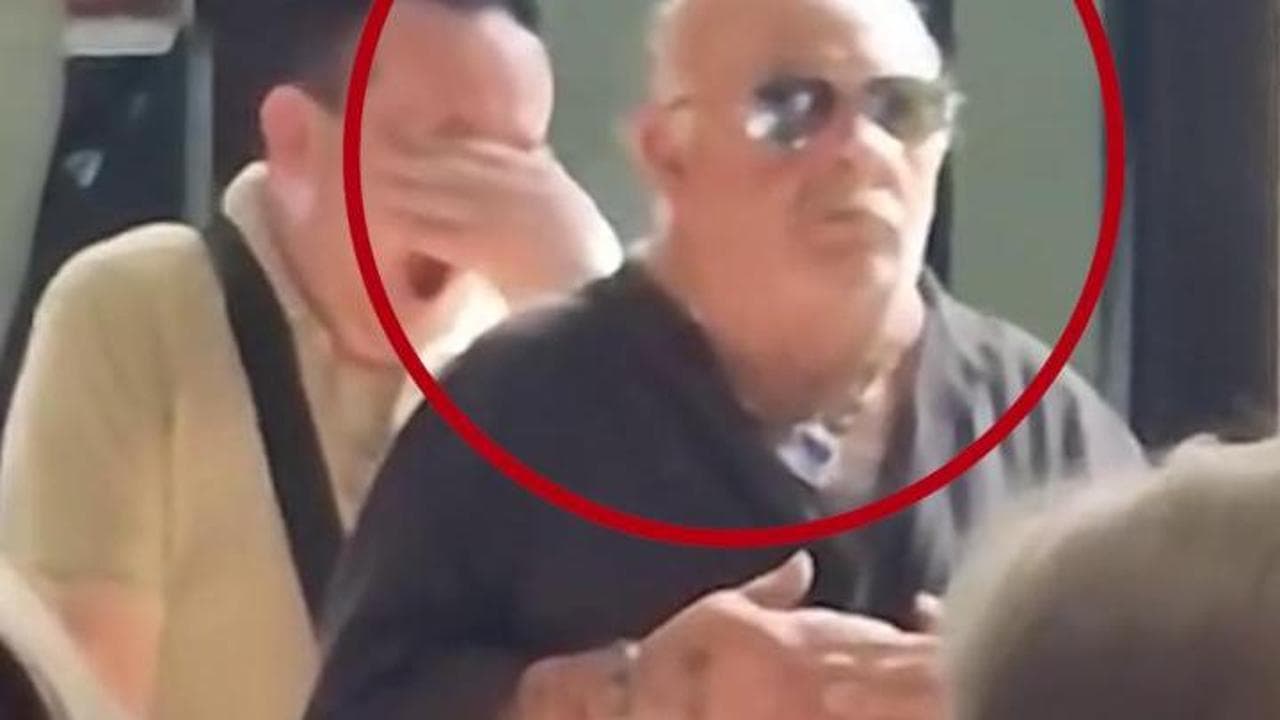 Napoli, in chiesa con le mani giunte: ecco l'uomo che ha portato il proiettile a don Patriciello