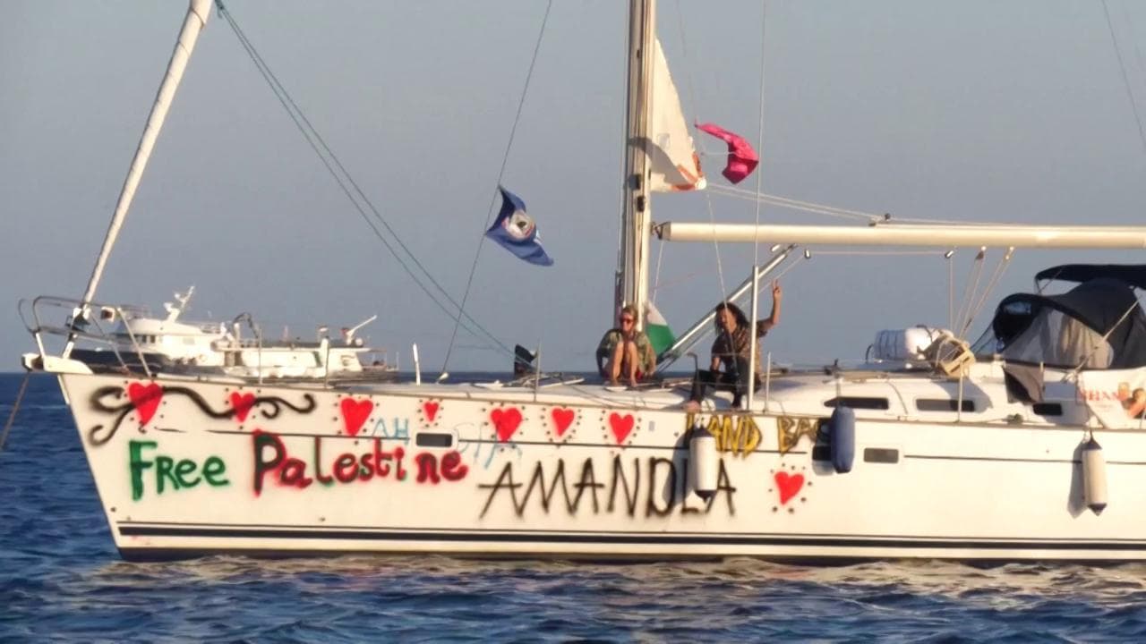 Flotilla, a bordo della barca greca: "Andiamo avanti per rompere l'assedio a Gaza"