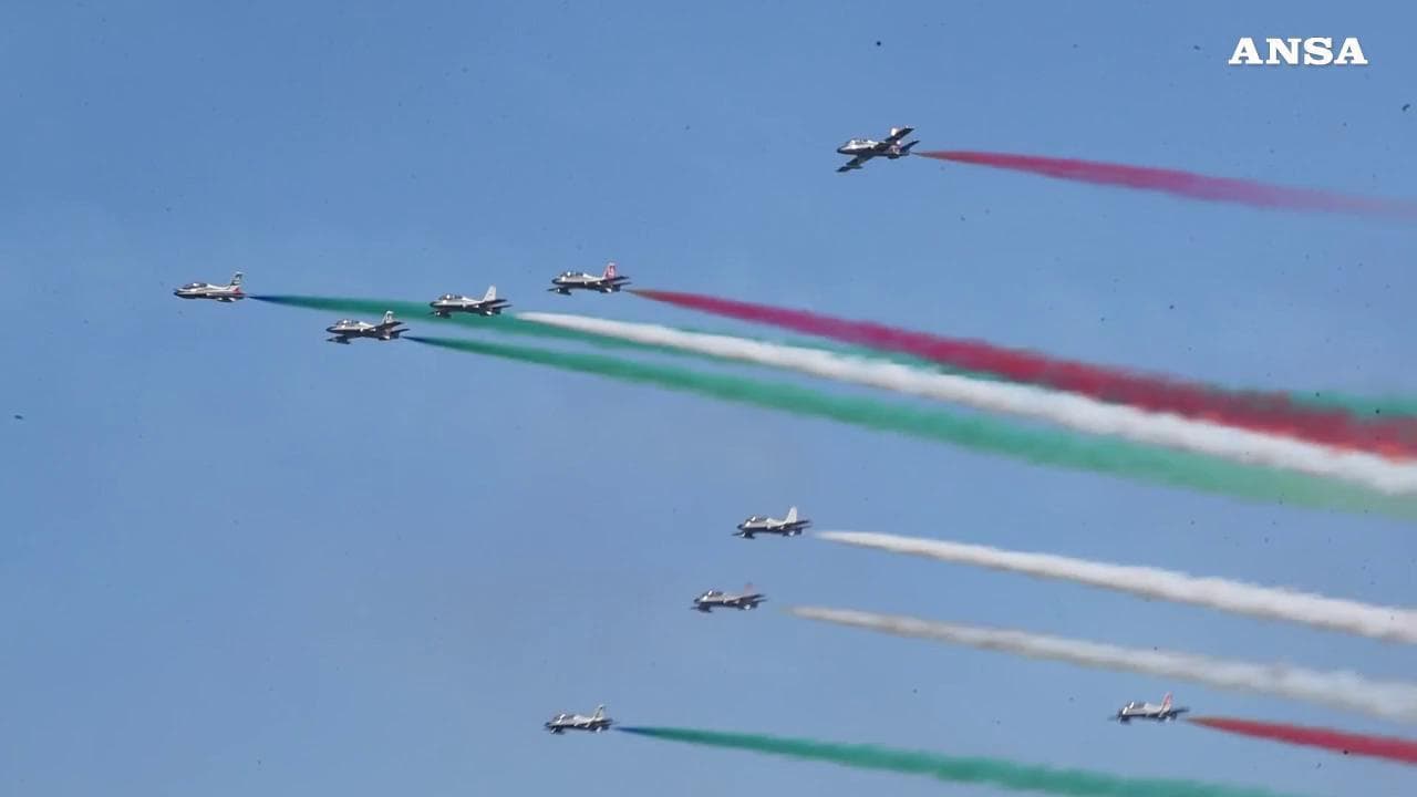 Frecce tricolori: acrobazie e show a sorpresa nei cieli di Piacenza