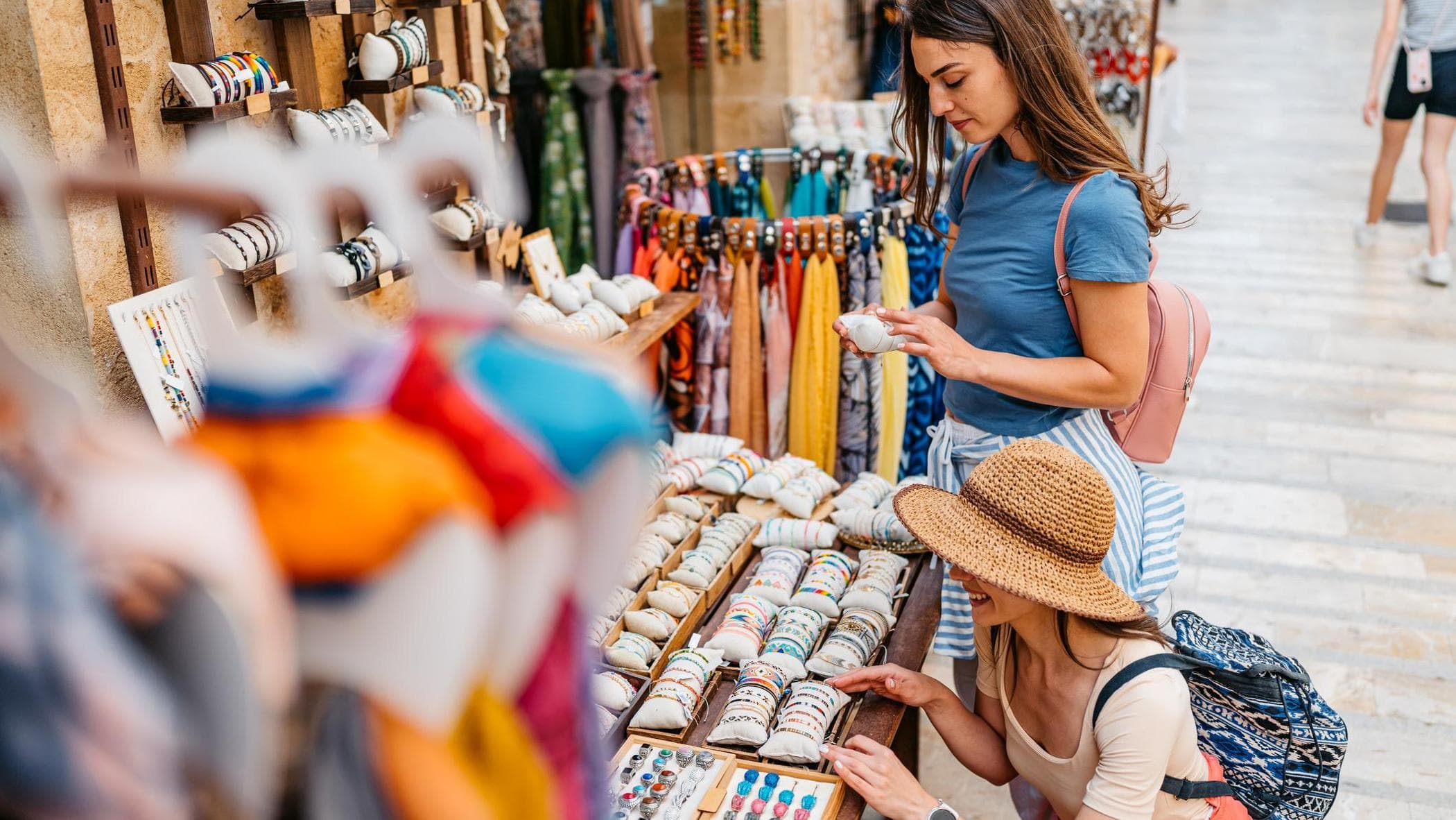 Küçük turistik çekiş dükkanları