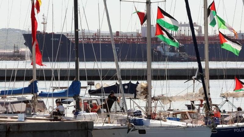 Flotilla, attivisti: trattativa in stallo. I dem a bordo: “Al primo alt di Israele ci fermiamo”