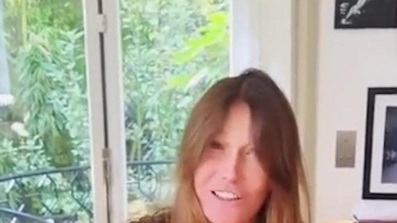 Carla Bruni dedica 'Let it be' a Sarkozy e posta il video