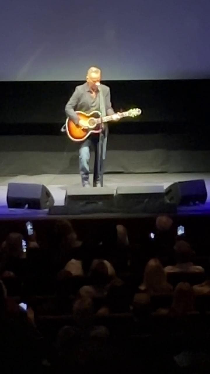 Springsteen canta alla prima del suo biopic: "L'America è ancora terra di sogni e speranza"