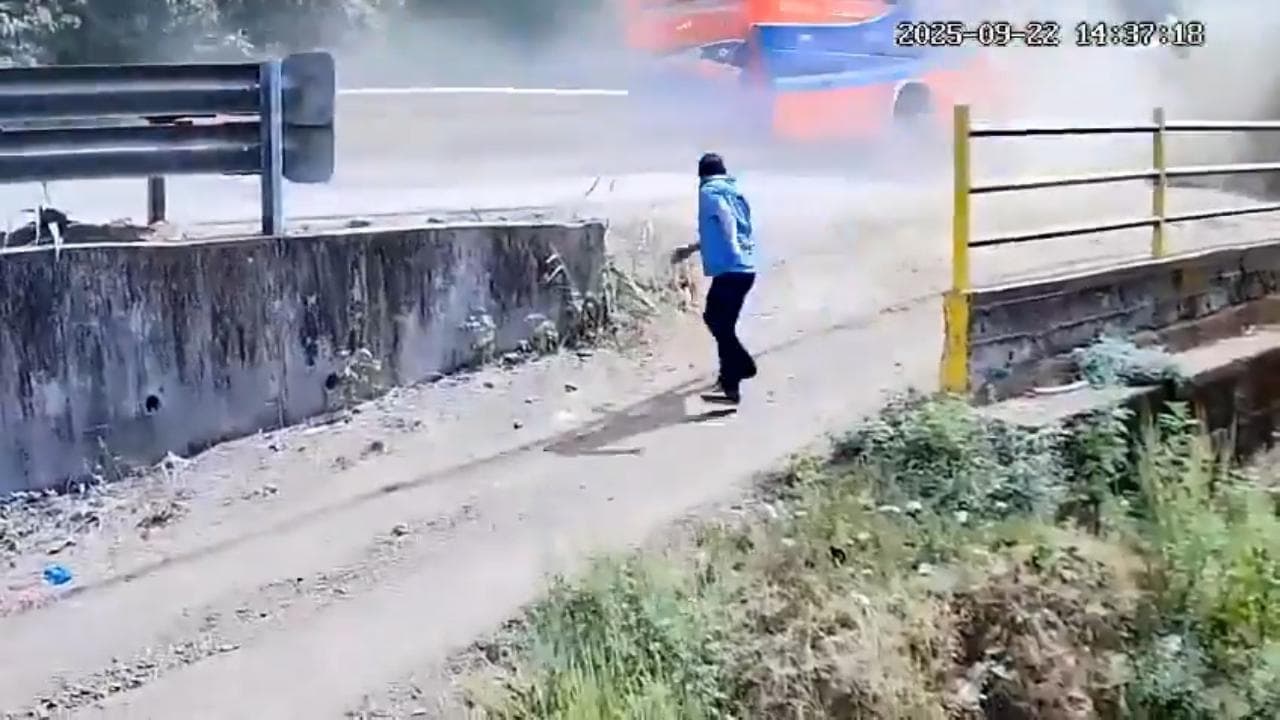 Ecuador, scontro tra due autobus: un uomo si getta dal veicolo in corsa prima dell'impatto