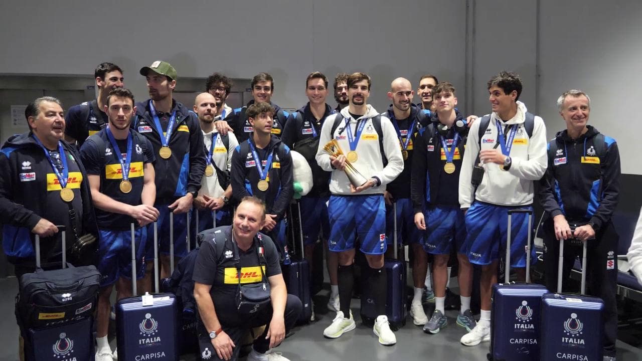 Volley, Italia campione del mondo: l'accoglienza trionfale per gli azzurri a Fiumicino: "Leggenda!"