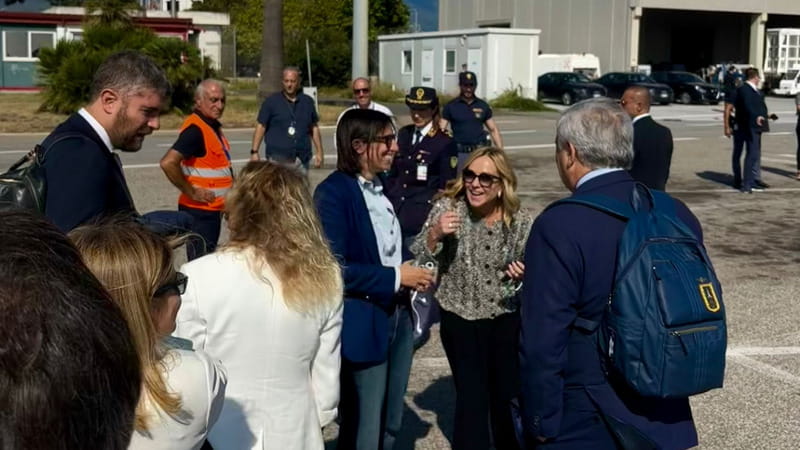 Elly Schlein e Giorgia Meloni a bordo pista prima di prendere l'aereo per la Calabria
