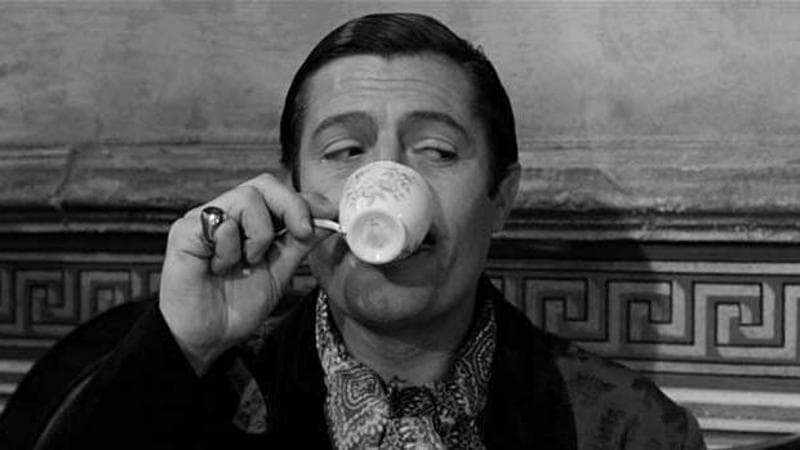 Marcello Mastroianni in una celebre scena di "Divorzio all'italiana"