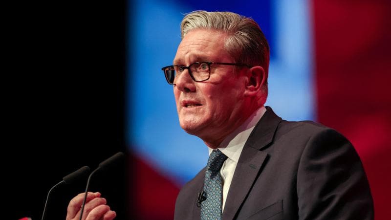 Regno Unito, è battaglia tra Starmer e Farage: “Bugiardo come con Brexit”. “No, inciti la violenza”