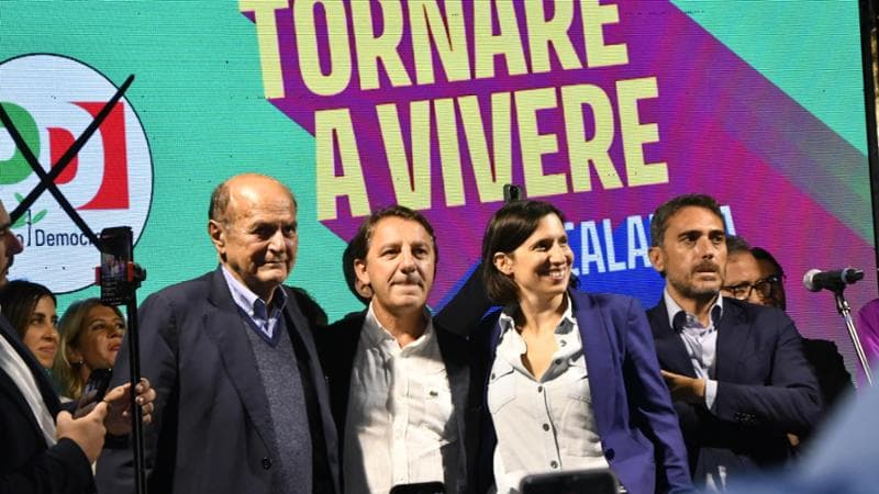 La leader dem Elly Schlein al comizio finale per le regionali in Calabria, con Pier Luigi Bersani e il candidato governatore Pasquale Tridico
