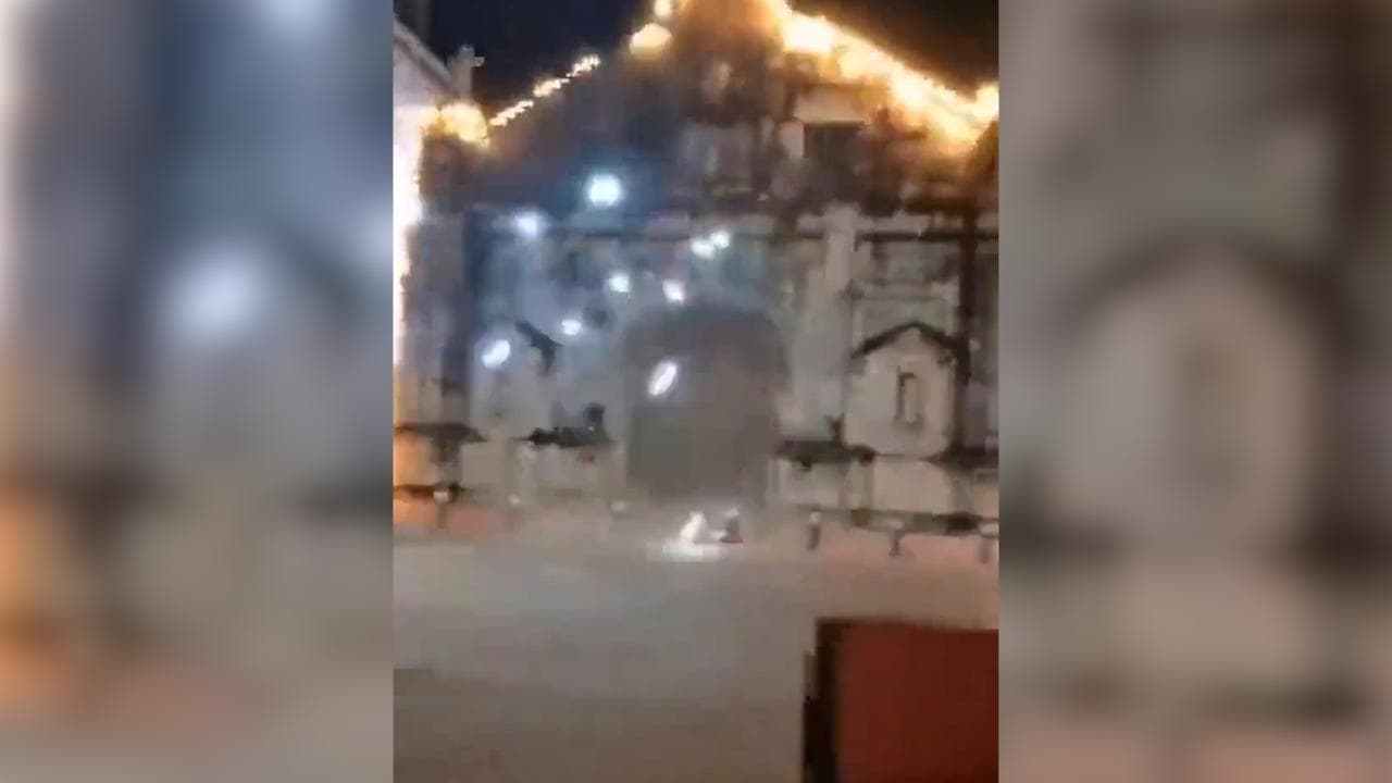 Terremoto nelle Filippine: la scossa fa crollare il campanile di una chiesa