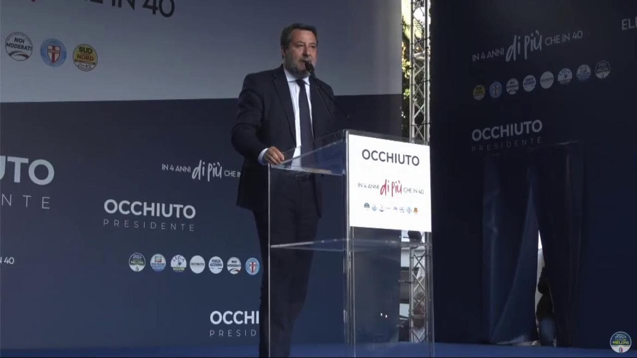 Bandiere palestinesi dai balconi vicino al palco, Salvini: "Altro che pro Pal, io sono pro Calabria"