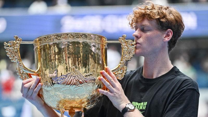 Sinner con il trofeo vinto a Pechino