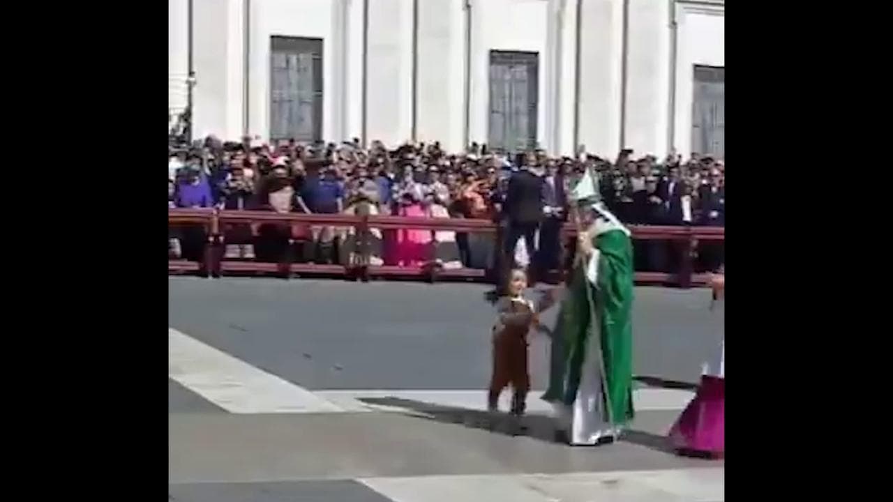 Il Papa e la bambina: la piccola corre da Leone XIV per dargli la mano, lui la prende e la accarezza