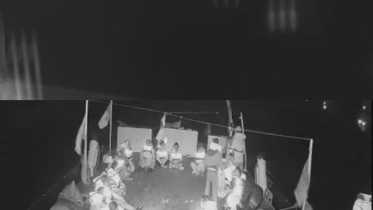 Flotilla, gli attivisti della nave "Alma" si siedono a prua in attesa dell'abbordaggio di Israele