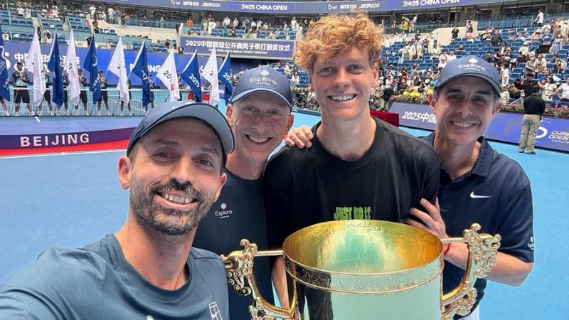 Sinner festeggia con il suo team la vittoria a Pechino
