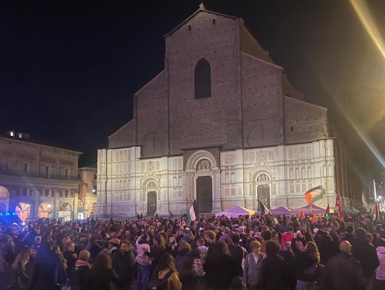 Bologna'da Piazza Maggiore, göstericilerle dolu