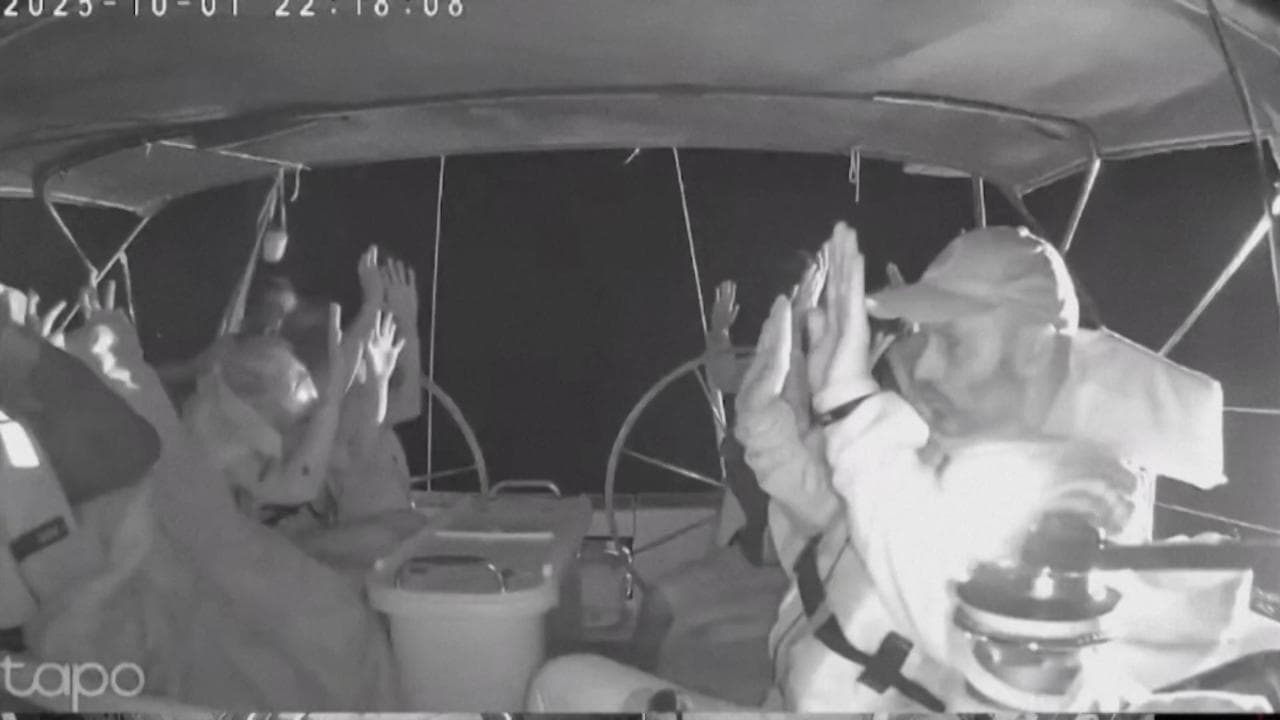Flotilla: l'abbordaggio delle navi Meteque, Jeanotte e Mango. Gli equipaggi a mani alzate
