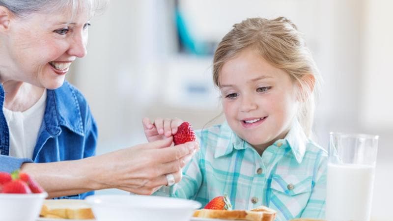 Consumi, il 52% dei nonni prepara la merenda ai nipoti