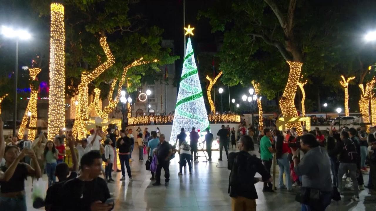 È già Natale in Venezuela: acceso l'albero in piazza a Caracas
