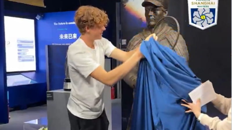 Sinner: “Cambio qualcosa nel gioco, ma lo fanno anche gli altri”. A Shanghai svelata la sua statua