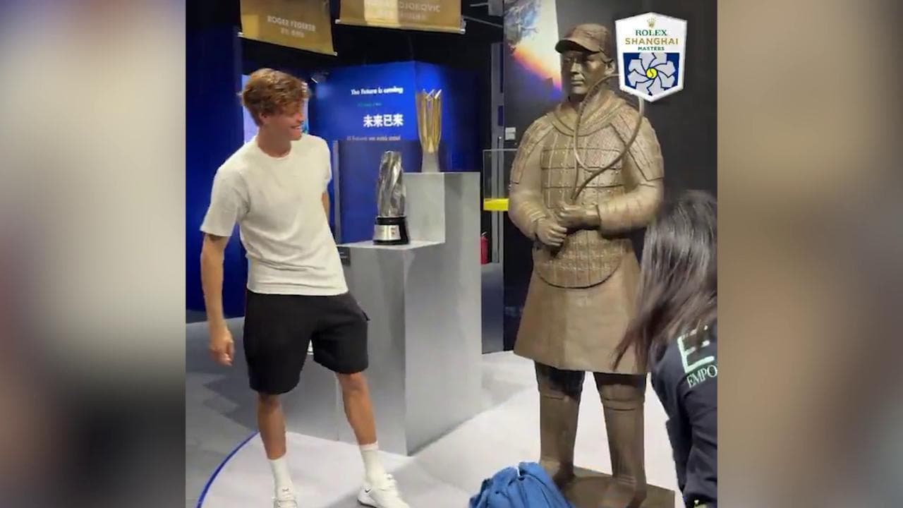 Sinner, Shangai lo celebra con una statua da guerriero in terracotta