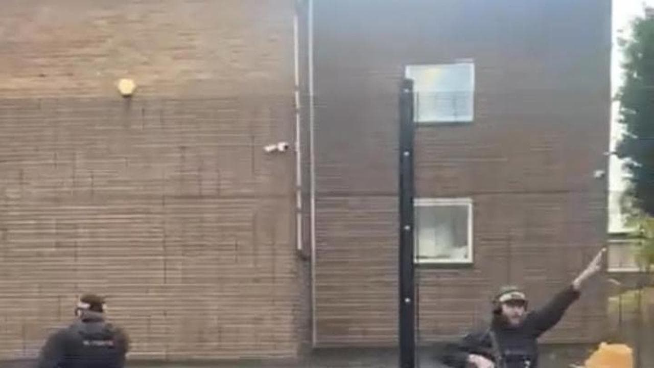 Attentato alla sinagoga di Manchester, le urla del poliziotto: "State lontani, ha una bomba"