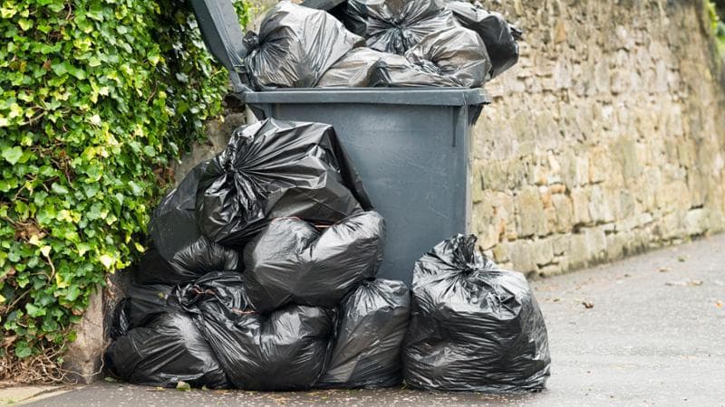 Dai sacchi neri un tesoro perduto, ogni anno 940mila tonnellate di rifiuti nel canale sbagliato