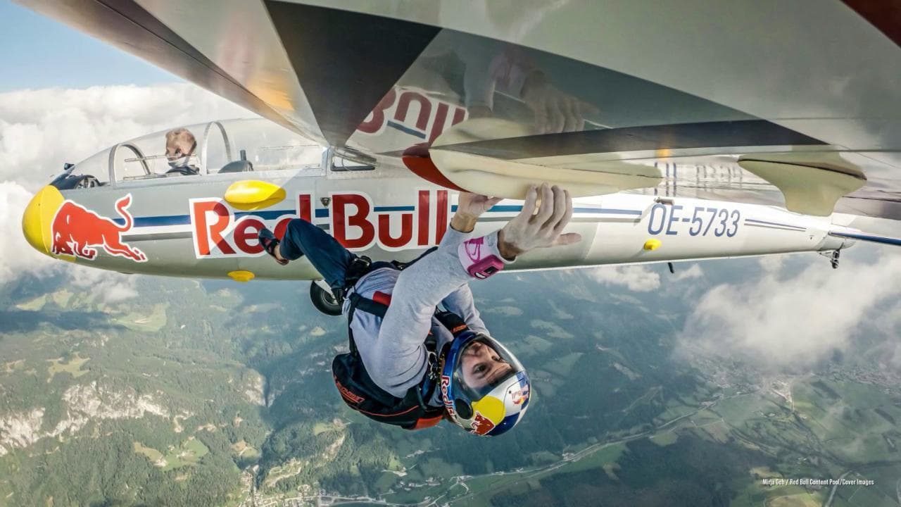 Più spettacolare di Tom Cruise: l'incredibile free climbing in volo dello scalatore sloveno