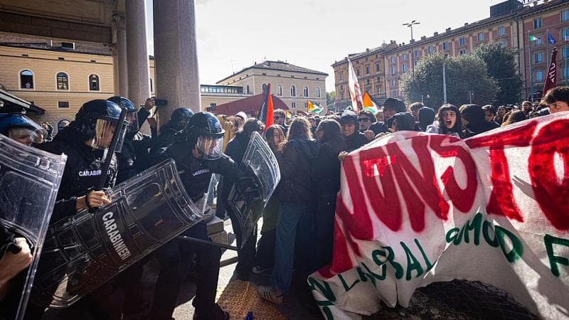 Proteste per la Flotilla in tutta Italia, scontri con gli agenti nelle stazioni. A Torino irruzione nelle Ogr