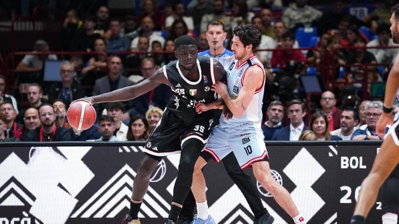 Mouhamet Rassoul Diouf (Virtus Bologna) contro Leandro Bolmaro (Milano)
