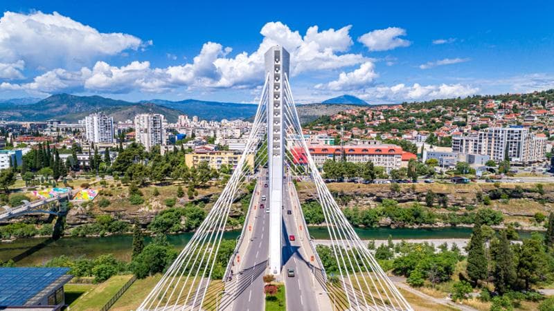 Una veduta del Millennium Bridge a Podgorica, la capitale del Montenegro

