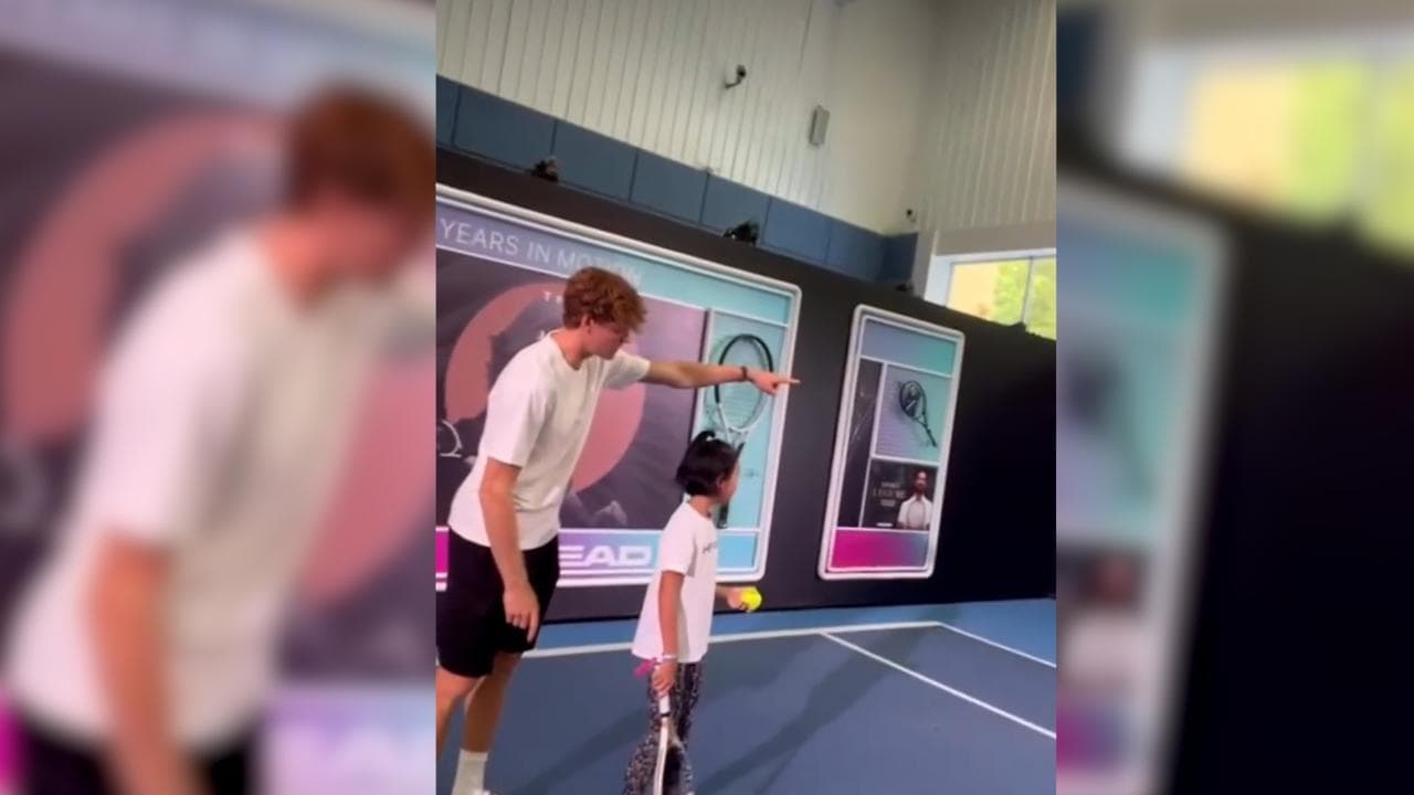 Shanghai, Jannik Sinner e la lezione di servizio alla piccola tennista