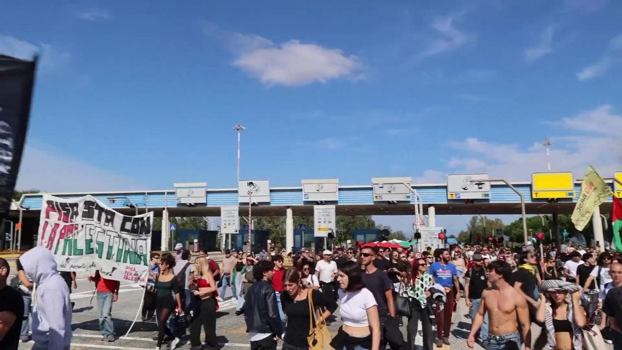 Protesta per la Flotilla, manifestanti bloccano l'autostrada A12 al casello Pisa Centro