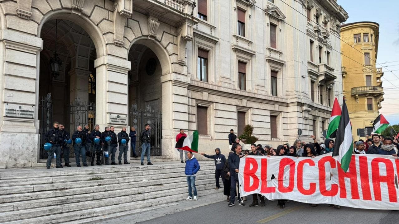 Il corteo ad Ancano organizzato dai centri sociali delle Marche e dall'Usb per Gaza e la Flotilla
