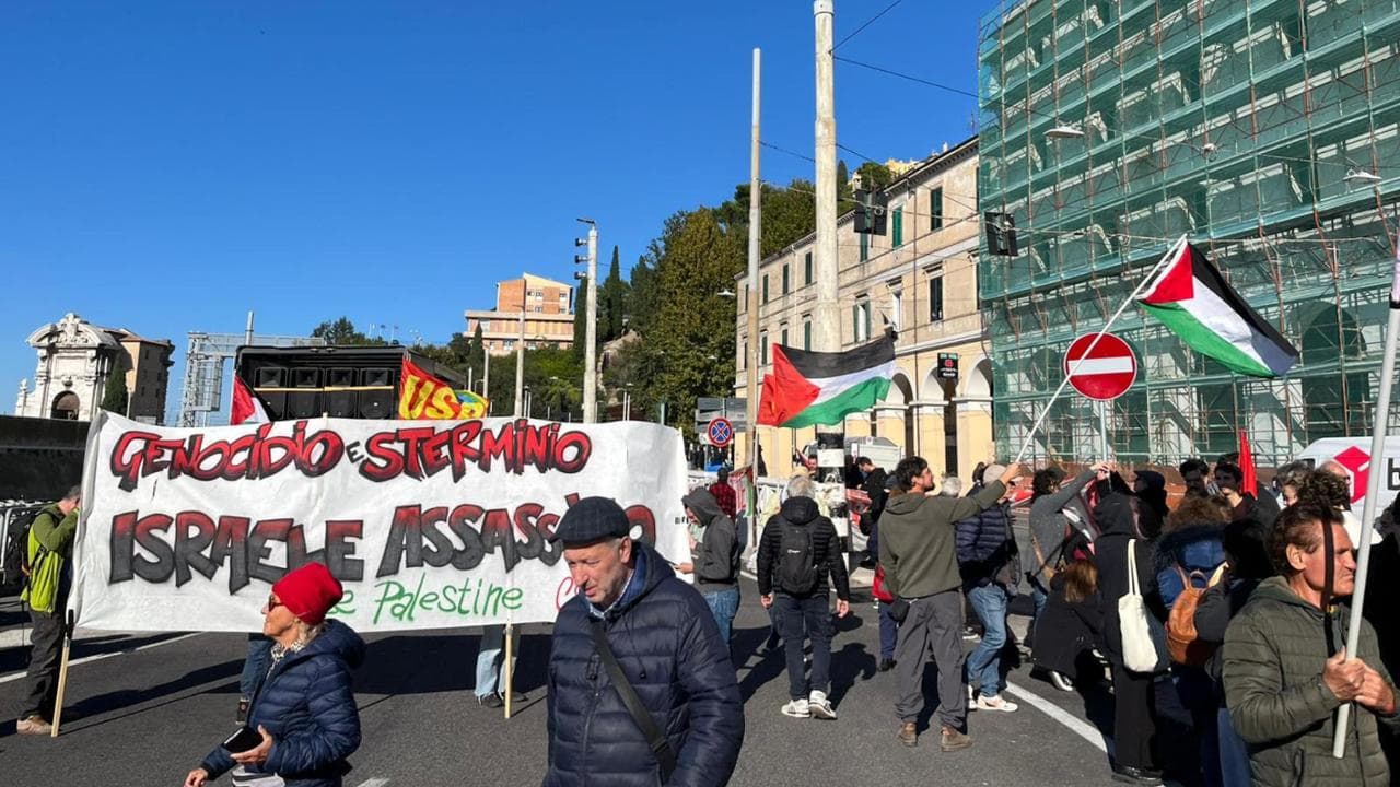 Al via il corteo per bloccare il varco d'ingresso al porto di Ancona