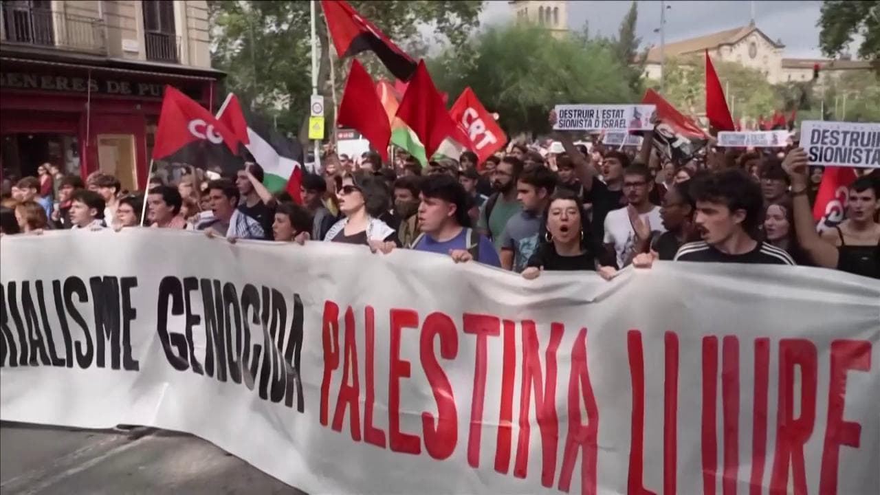Barcellona, centinaia di studenti in piazza per Gaza tra slogan e bandiere palestinesi